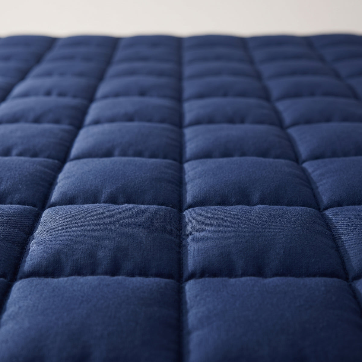 Couverture lestée Lestona, coloris bleu marine : détail du matelassage, compartiments carrés cousus.