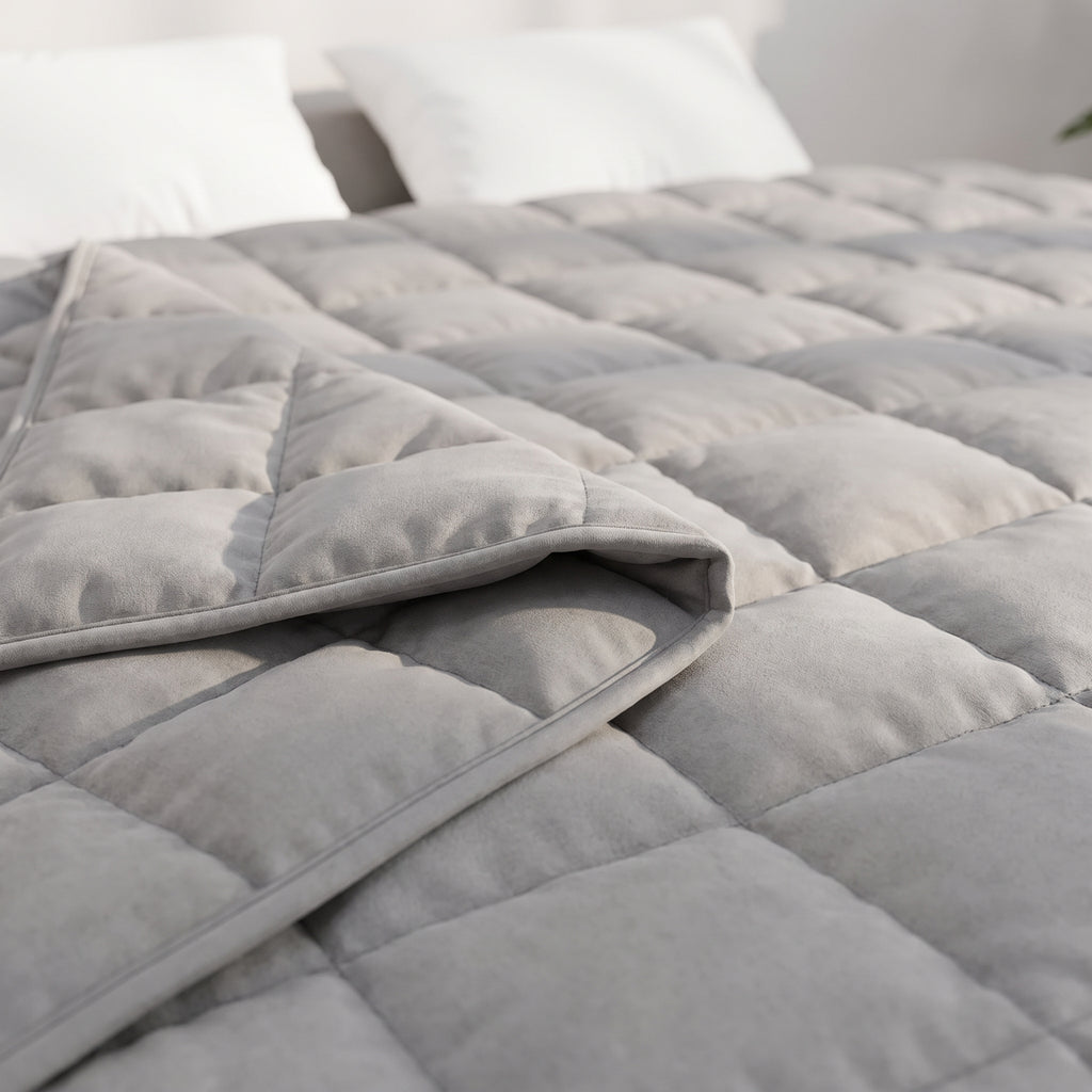 Couverture lestée Lestona, coloris gris, drapé et matelassage vus de près sur un lit