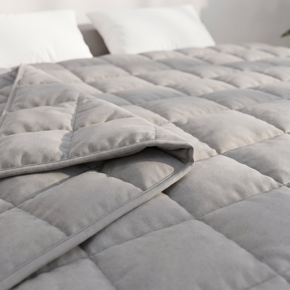 Couverture lestée Lestona, coloris gris, drapé et matelassage vus de près sur un lit
