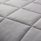 Couverture lestée Lestona, coloris gris, gros plan du tissu matelassé et des coutures