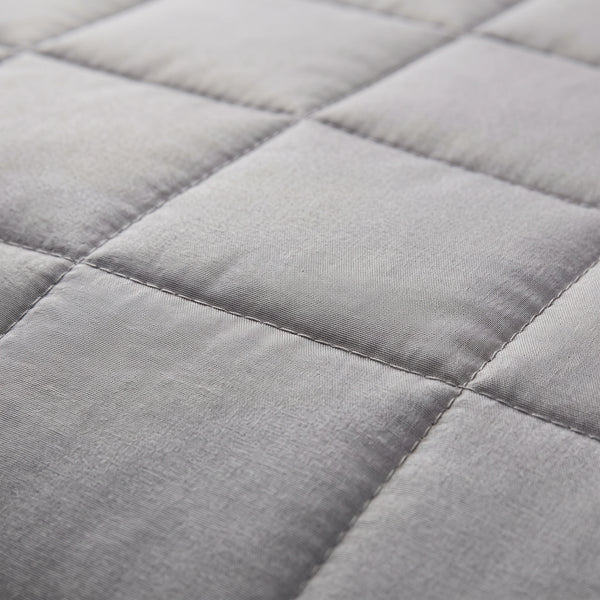 Couverture lestée Lestona, coloris gris, gros plan du tissu matelassé et des coutures